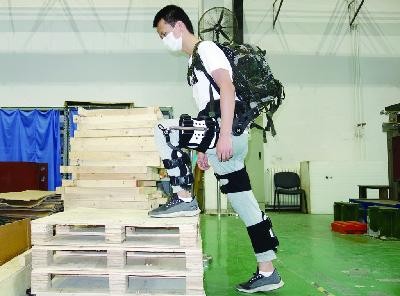 试穿中国最新“钢铁侠”外骨骼 1 试穿中国最新“钢铁侠”外骨骼