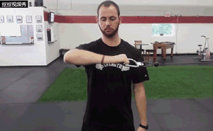 肩袖肌群锻炼：弹力带肩外旋（2）-追梦健身网