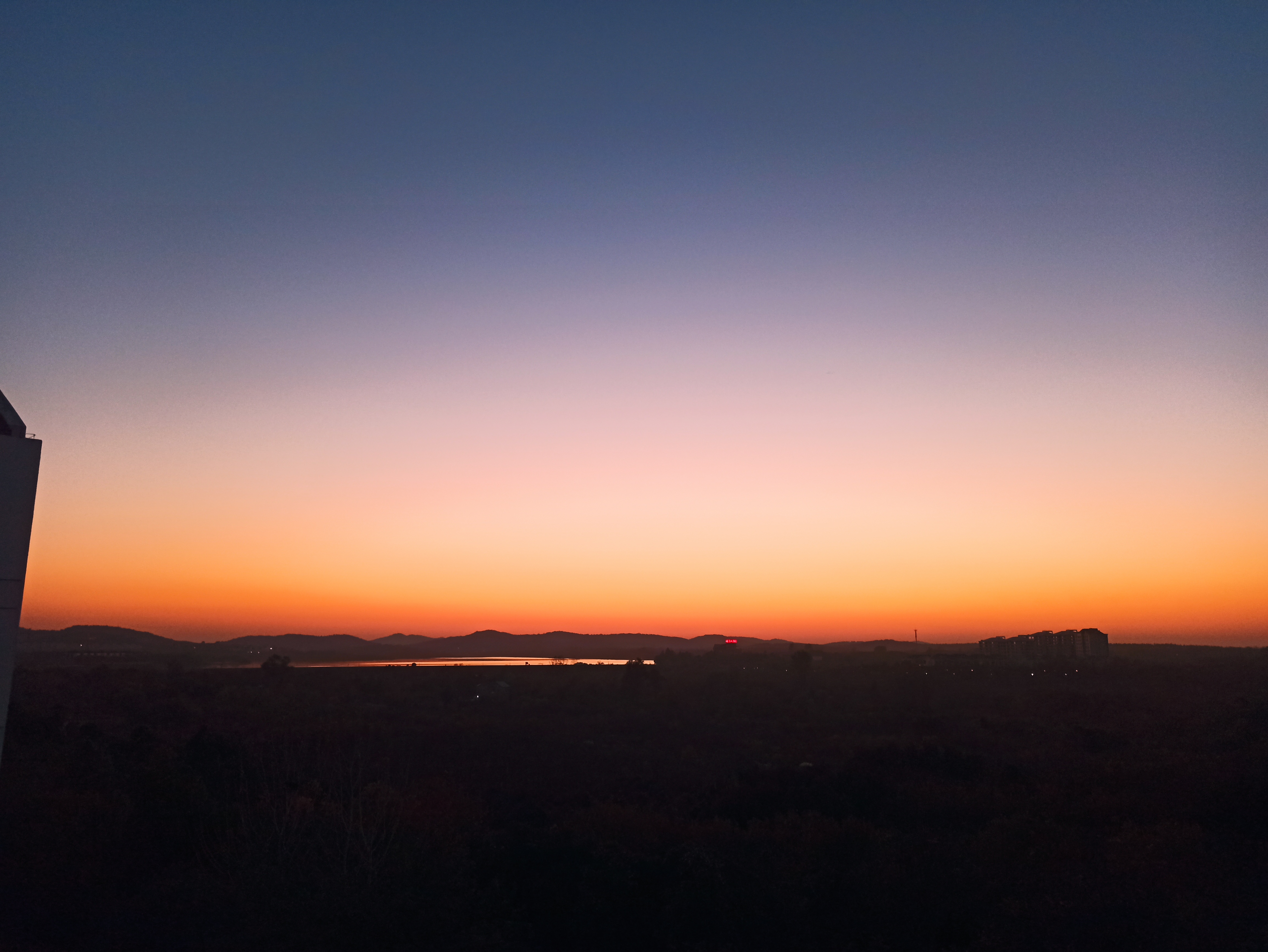 学校的某次夕阳 https://s3.ax1x.com/2020/11/29/DceQgS.jpg