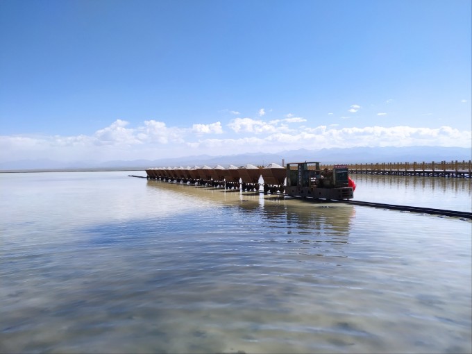 alt盐湖上的火车