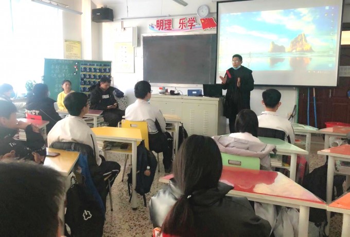 贾老师进行技术实训