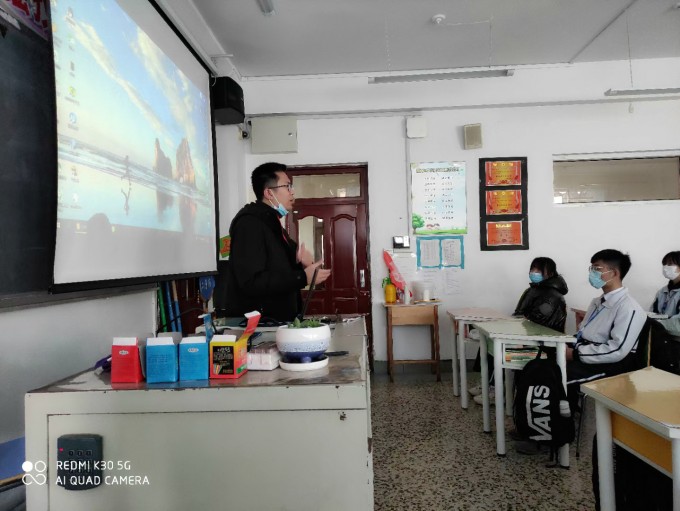 贾老师进行技术实训