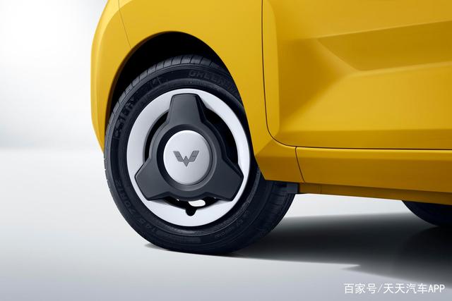 2021年3月8日,上汽通用五菱正式宣布即将推出宏光MINIEV焕新升级车型,并命名为“宏光MINIEV马卡龙”,新车在外观、内饰及配置上均有所升级。新车的最大亮点在于其推出的三款全新车身涂装,分别为柠檬黄、牛油果绿、白桃粉。三款车漆尽显简洁、清新美感,衬托宏光MINIEV小巧可爱的时尚造型-百货之家